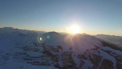 Vista-De-Drones-Puesta-De-Sol-Sobre-La-Plagne,-Una-Zona-De-Esquí-Francesa-En-El-Valle-Alpino.